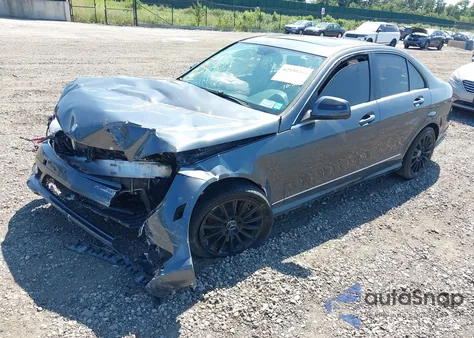 2009 Mercedes-Benz C 300 Luxury 4Matic/Sport 4Matic z USA, uszkodzony, nr VIN WDDGF81X19F198496